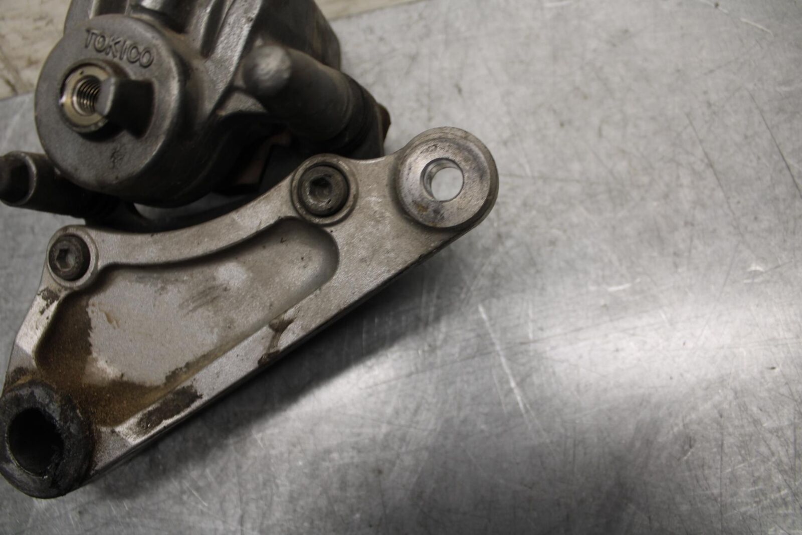 2001 Kawasaki Ninja ZX6 ZX600E REAR BACK BRAKE CALIPER W MOUNT BRACKET BB547