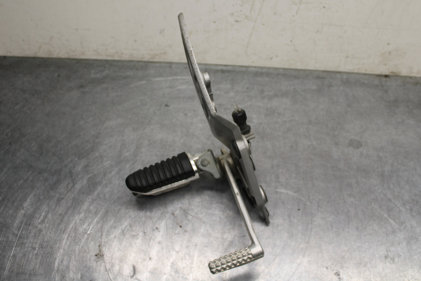 13-16 SUZUKI BANDIT 1250S ABS RIGHT REARSET DRIVER FOOT PEG REST STOP BB134
