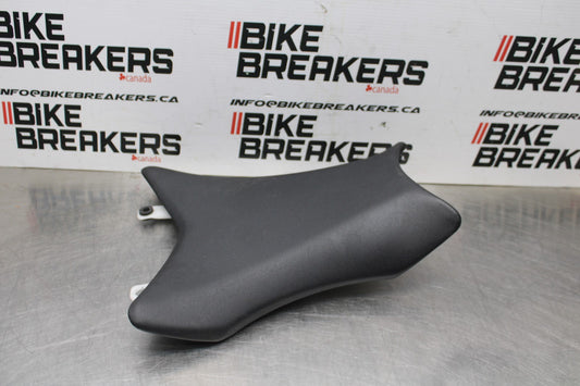 18 KAWASAKI NINJA ZX10R FRONT DRIVERS SEAT PAD SADDLE PILLION BB840