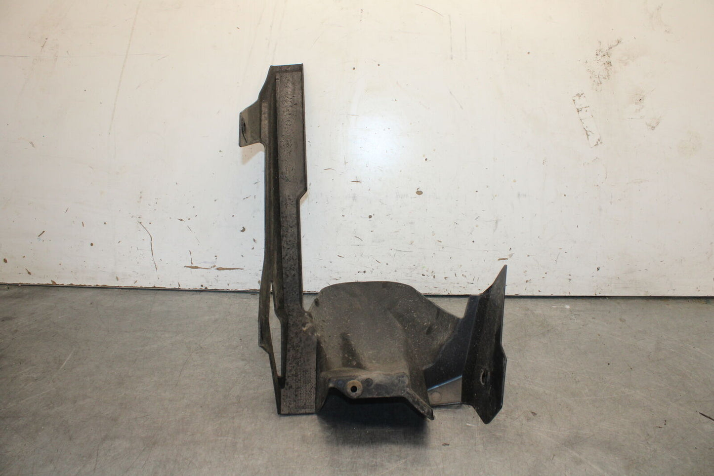 18-23 KAWASAKI NINJA 400 REAR BACK DRIVE CHAIN GUARD COVER SHIELD BB679