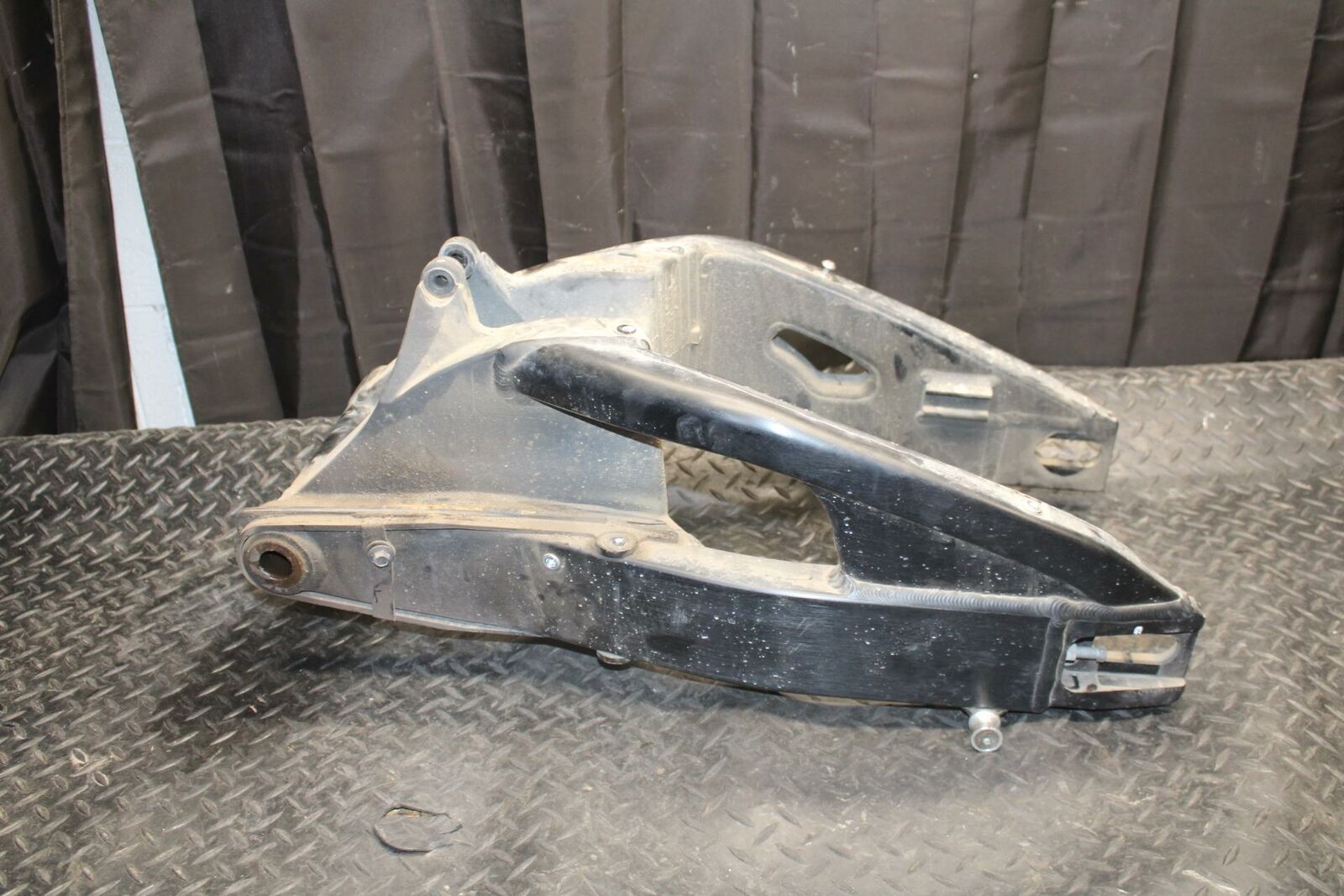 10-11 HONDA CBR1000RR REAR SWINGARM  SUSPENSION SWING ARM 52200-MFL-010 BB228