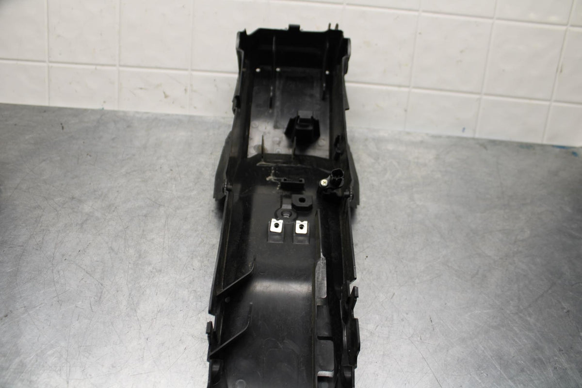22-23 YAMAHA YZF R7 REAR BACK TAIL UNDERTAIL BATTERY TRAY PLASTIC BB583