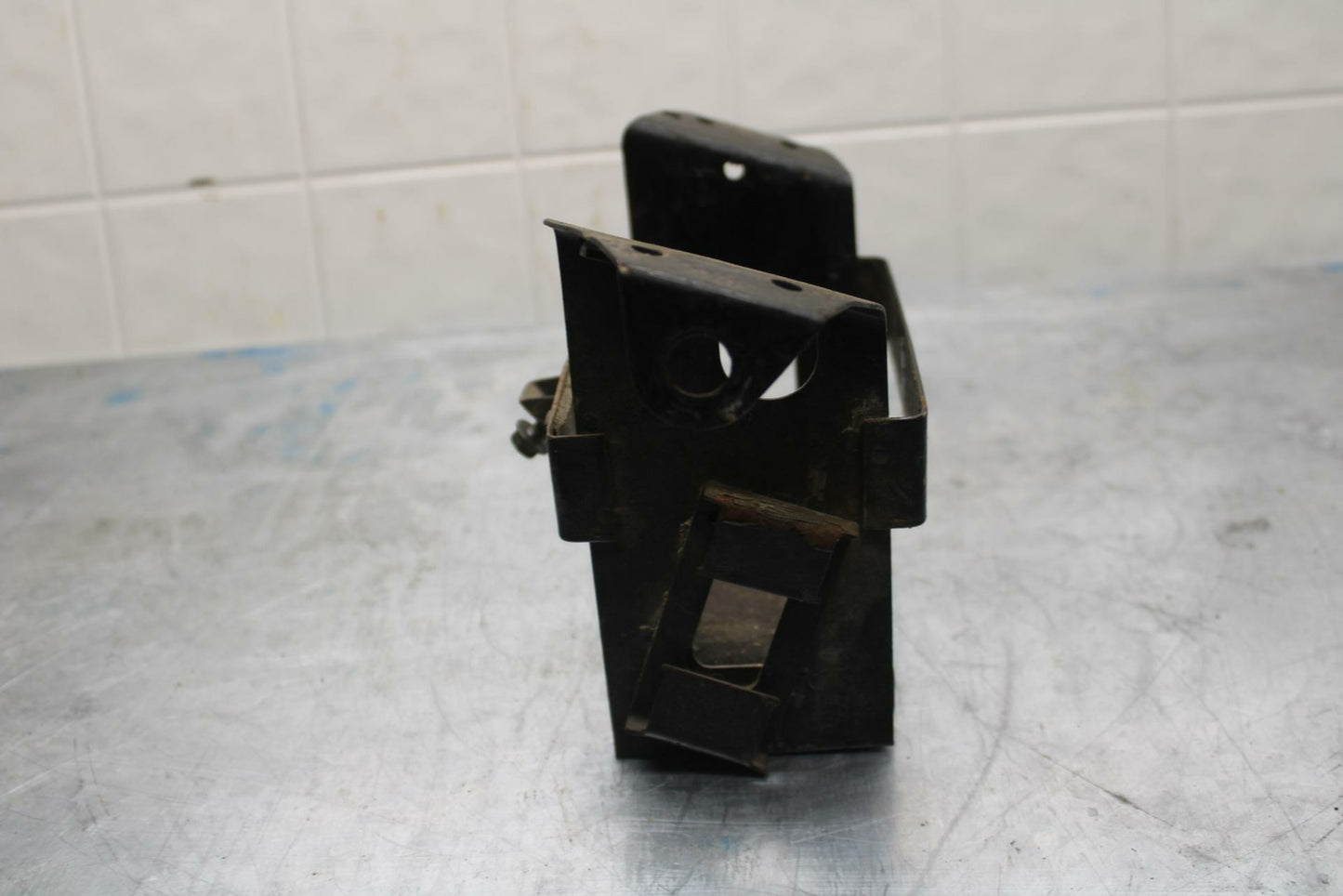 92 SUZUKI GSXR1100 REAR BACK TAIL UNDERTAIL BATTERY TRAY PLASTIC BB411