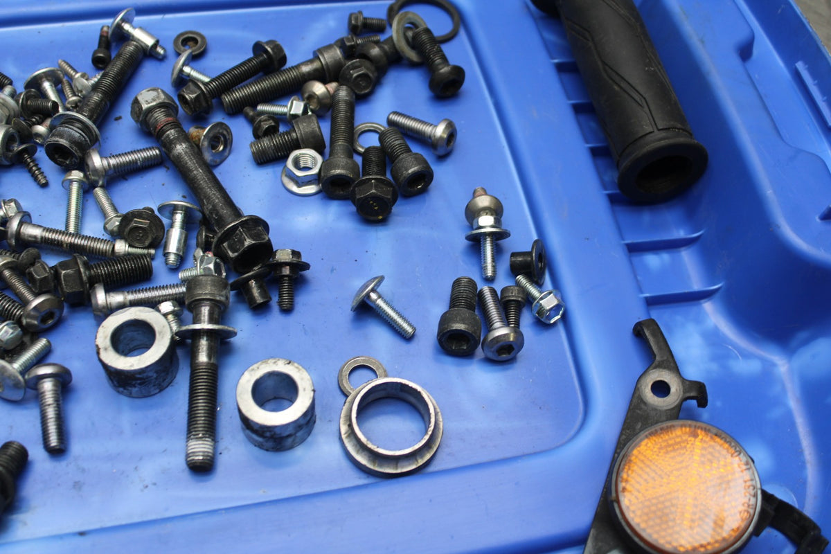 23 YAMAHA YZF R3 MOUNTING BOLTS HARDWARE MOTOR SCREWS BB806