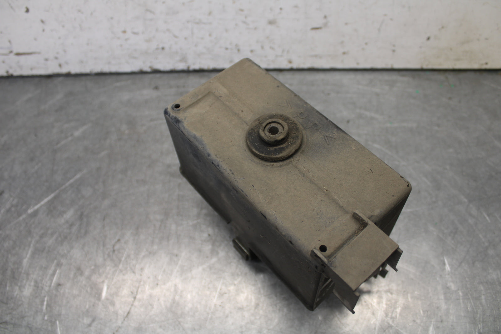 05-06 YAMAHA ROYAL STAR BATTERY TRAY BOX HOLDER BB697