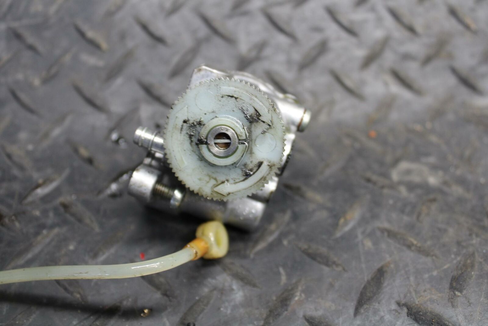 71 YAMAHA L5 ENGINE MOTOR OIL PUMP BB230