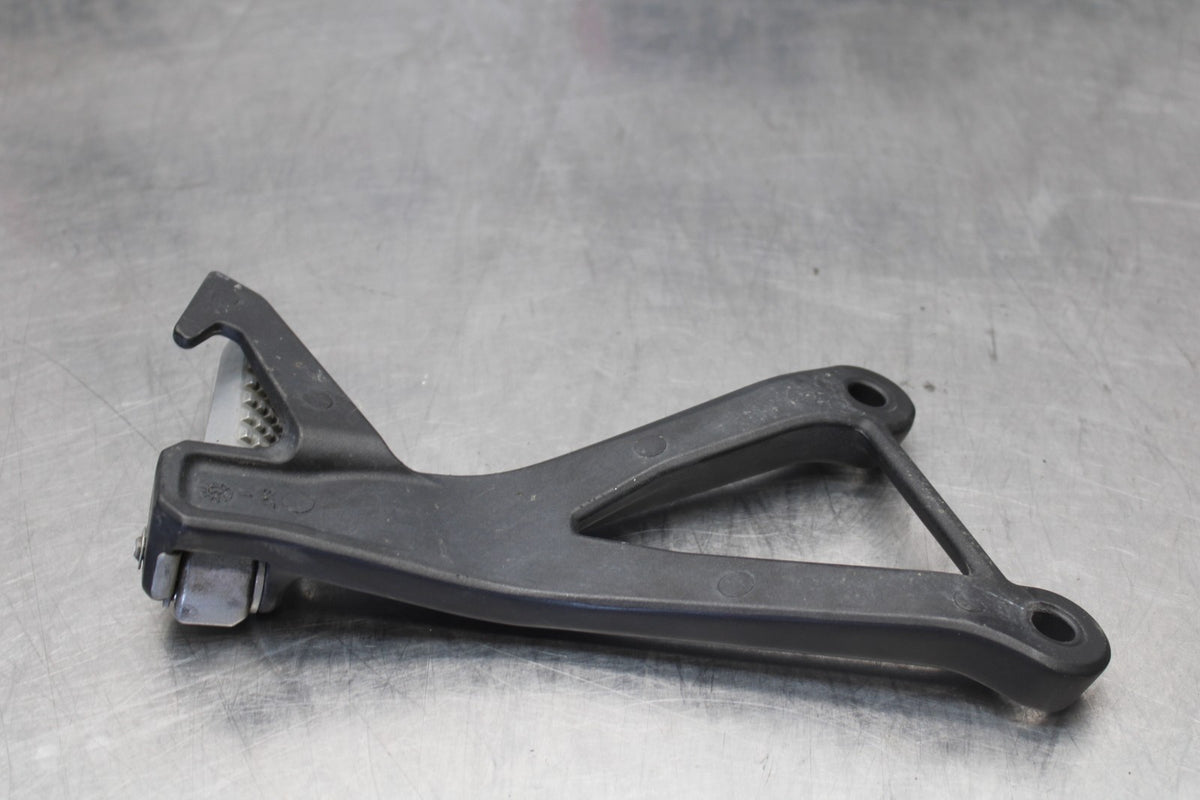 23-26 KAWASAKI NINJA ZX4RR LEFT REAR BACK PASSENGER PEG BB898