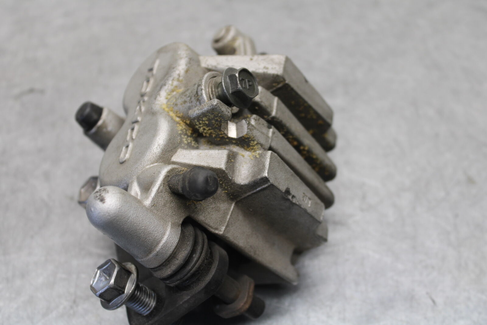 05-06 SUZUKI BOULEVARD M50 RIGHT FRONT BRAKE CALIPER 59100-33DB0-999 BB671