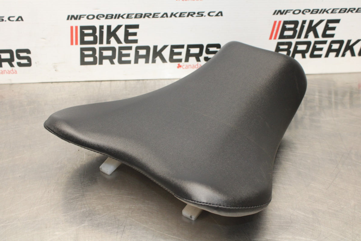 05-06 SUZUKI GSXR1000 FRONT DRIVERS SEAT PAD SADDLE PILLION BB857