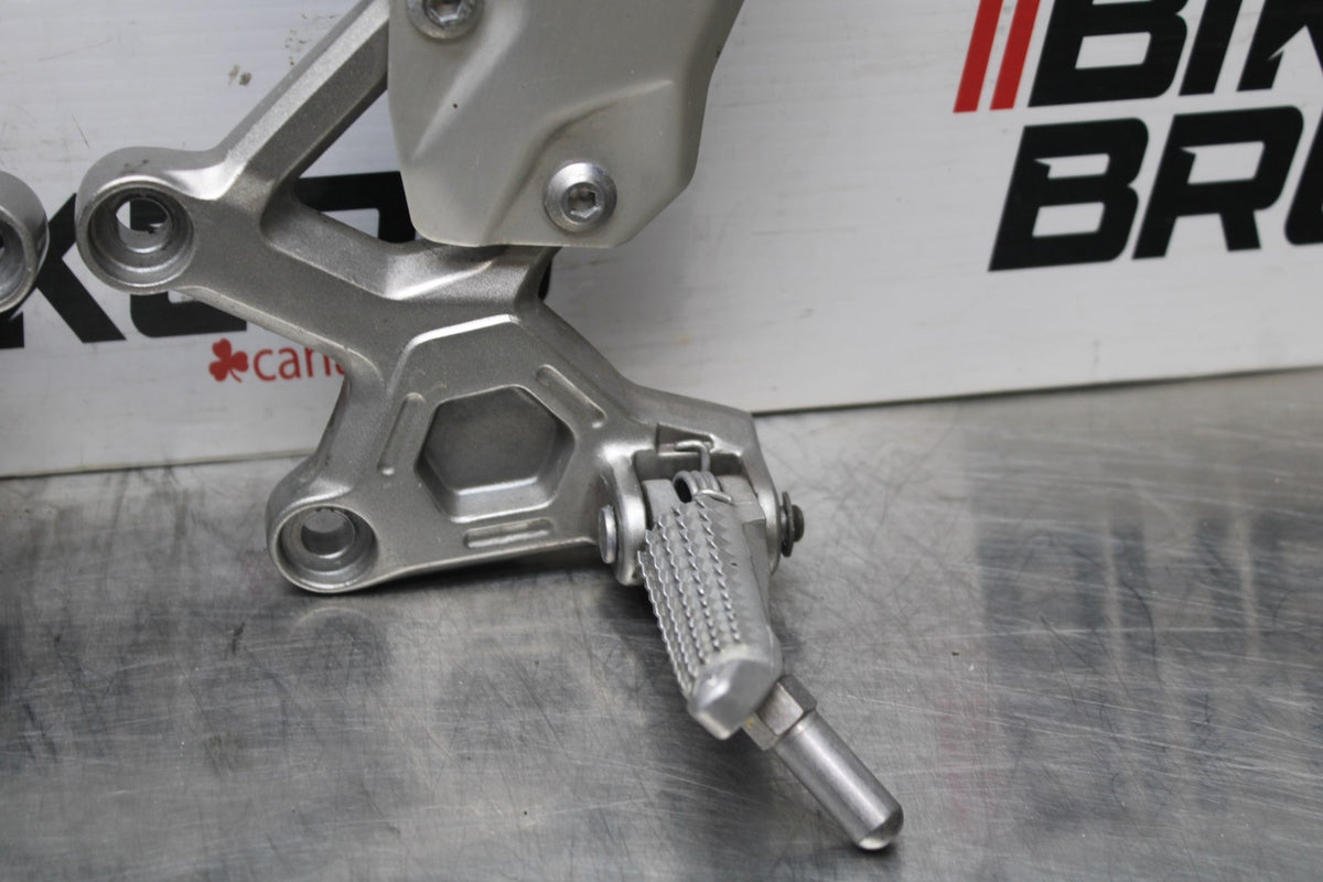 24-25 KAWASAKI NINJA ZX4R RIGHT LEFT REARSETS REAR SET DRIVER FOOT PEGS  BB827