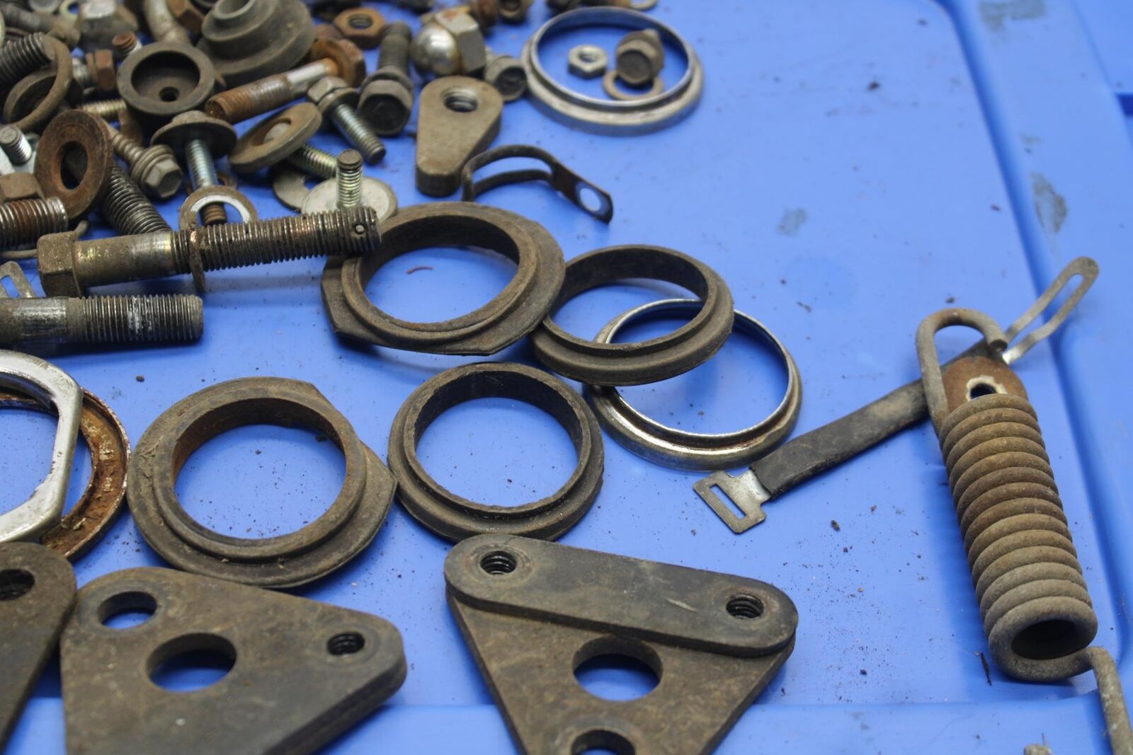 80-83 SUZUKI GS750E ENGINE MOTOR MOUNTS AND MISCELLANEOUS BOLTS BB82