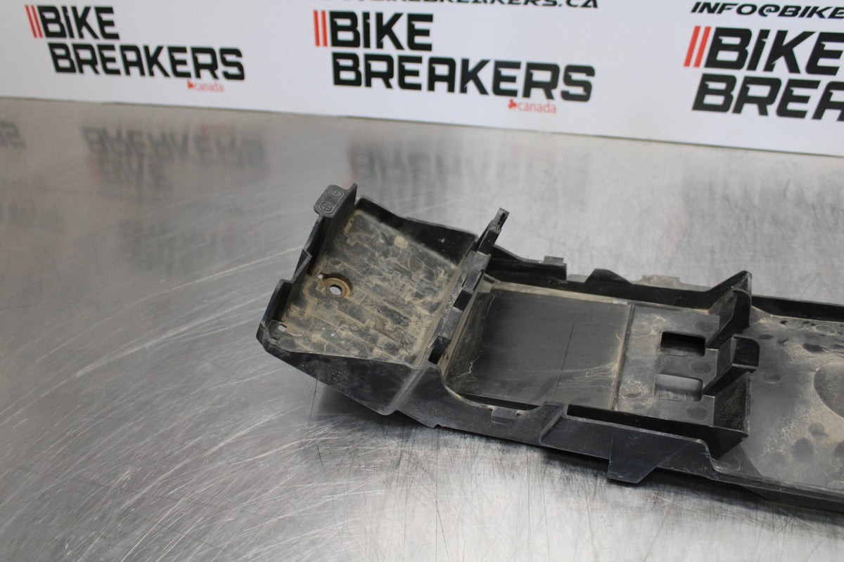 06-07 SUZUKI GSXR 600 REAR BACK TAIL UNDERTAIL BATTERY TRAY PLASTIC BB170