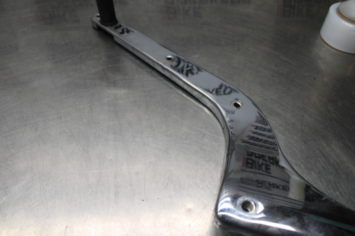 02 KAWASAKI VULCAN 800 VN800B CLASSIC REAR PASSENGER FENDER GRAB RAIL BB862