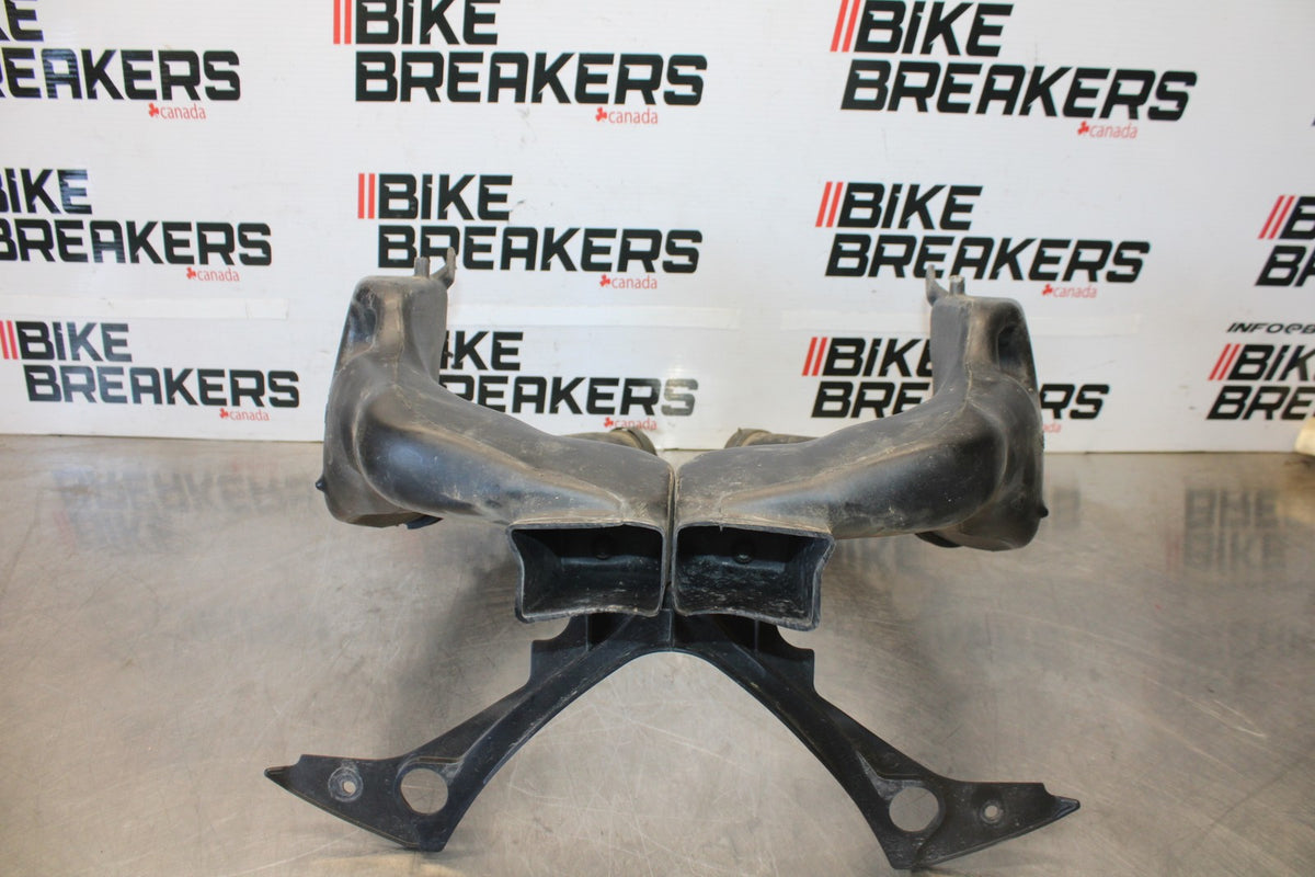 03-04 YAMAHA YZF R6 RIGHT LEFT AIR INTAKE DUCTS BB890