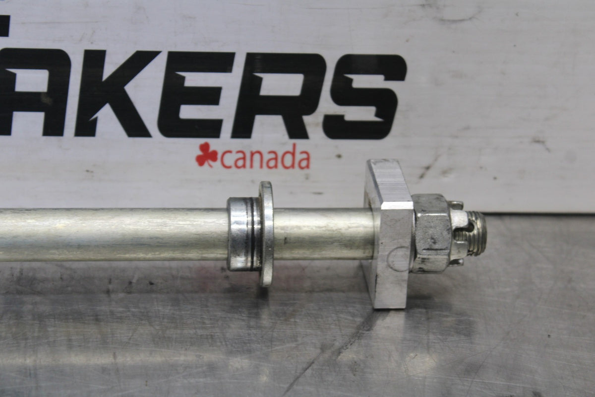 25 KAWASAKI Z900 REAR AXLE BACK WHEEL RIM PIVOT BOLT AXEL BB928