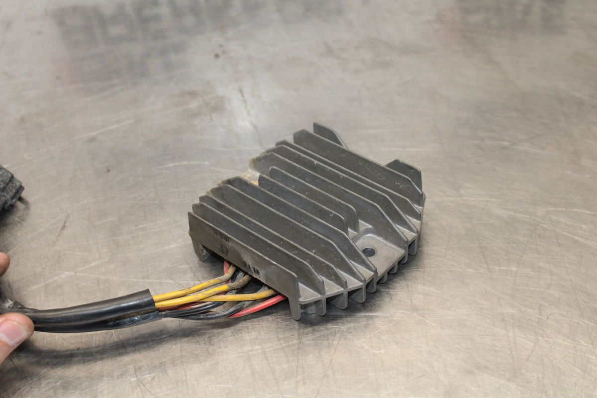 05-08 TRIUMPH SPEED TRIPLE 1050 RECTIFIER VOLTAGE REGULATOR BB933