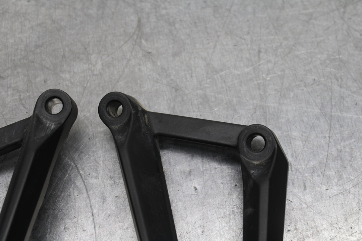 19-24 YAMAHA R3 REAR BACK PASSENGER PEG SET PAIR BB736
