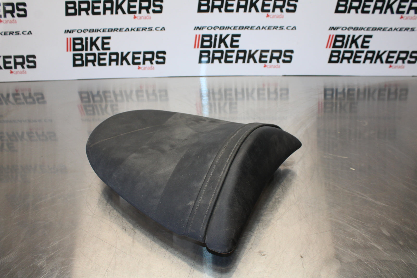 03-04 KAWASAKI NINJA ZX6R REAR BACK PASSENGER TANDEM SEAT PAD SADDLE  BB397