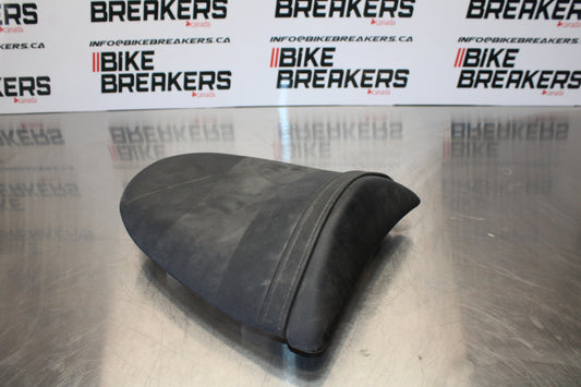 03-04 KAWASAKI NINJA ZX6R REAR BACK PASSENGER TANDEM SEAT PAD SADDLE  BB397