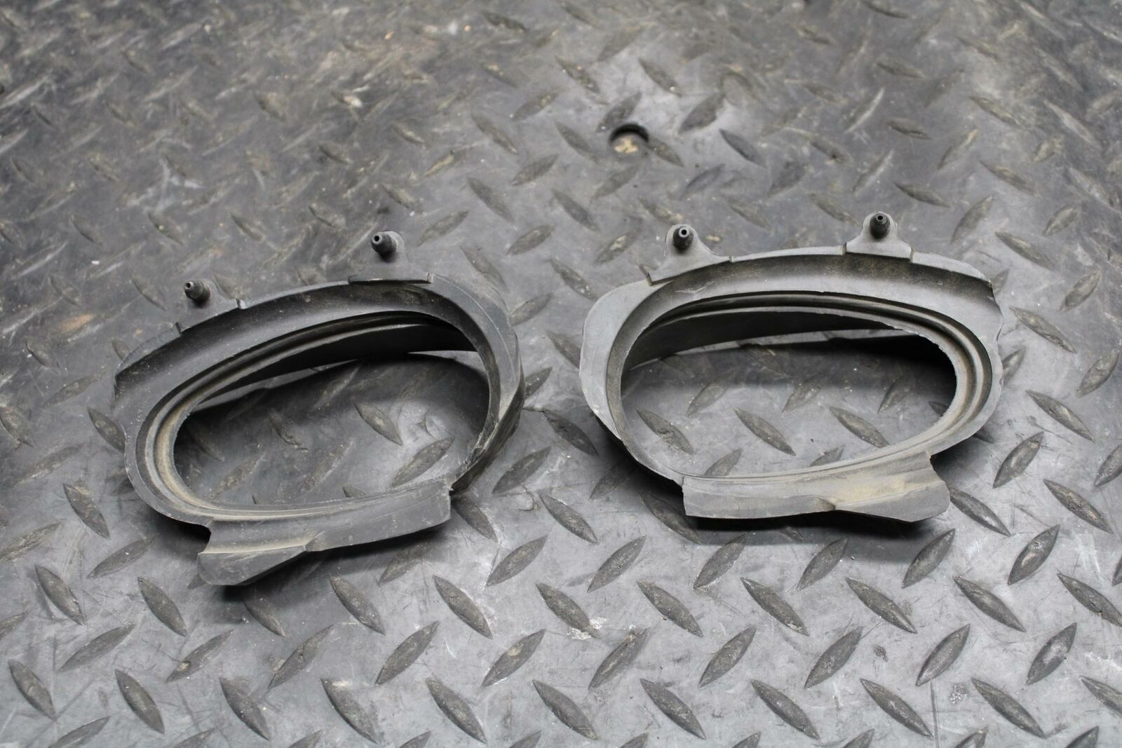 04-05 YAMAHA YZF R1 AIR INTAKE RUBBER GROMMET SCOOPS BB225