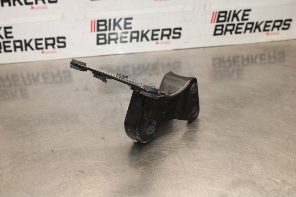 05-08 TRIUMPH SPEED TRIPLE 1050 UPPER FAIRING MIRROR GAUGES STAY BRACKET BB933