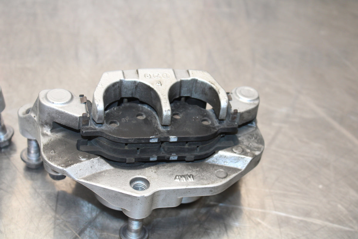 09 YAMAHA ROYAL STAR XVZ1300TF VENTURE RIGHT LEFT FRONT BRAKE CALIPER SET BB151