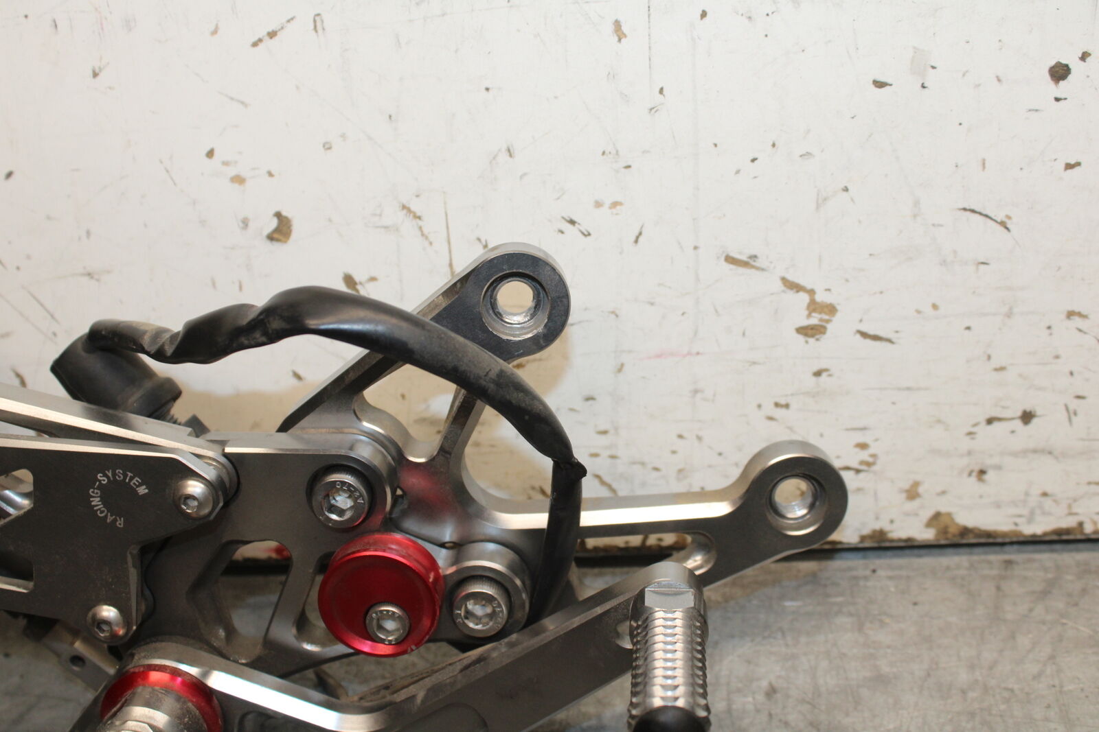 07-08 YAMAHA YZF R1 RIGHT REARSET REAR SET DRIVER FOOT PEG REST STOP BB724