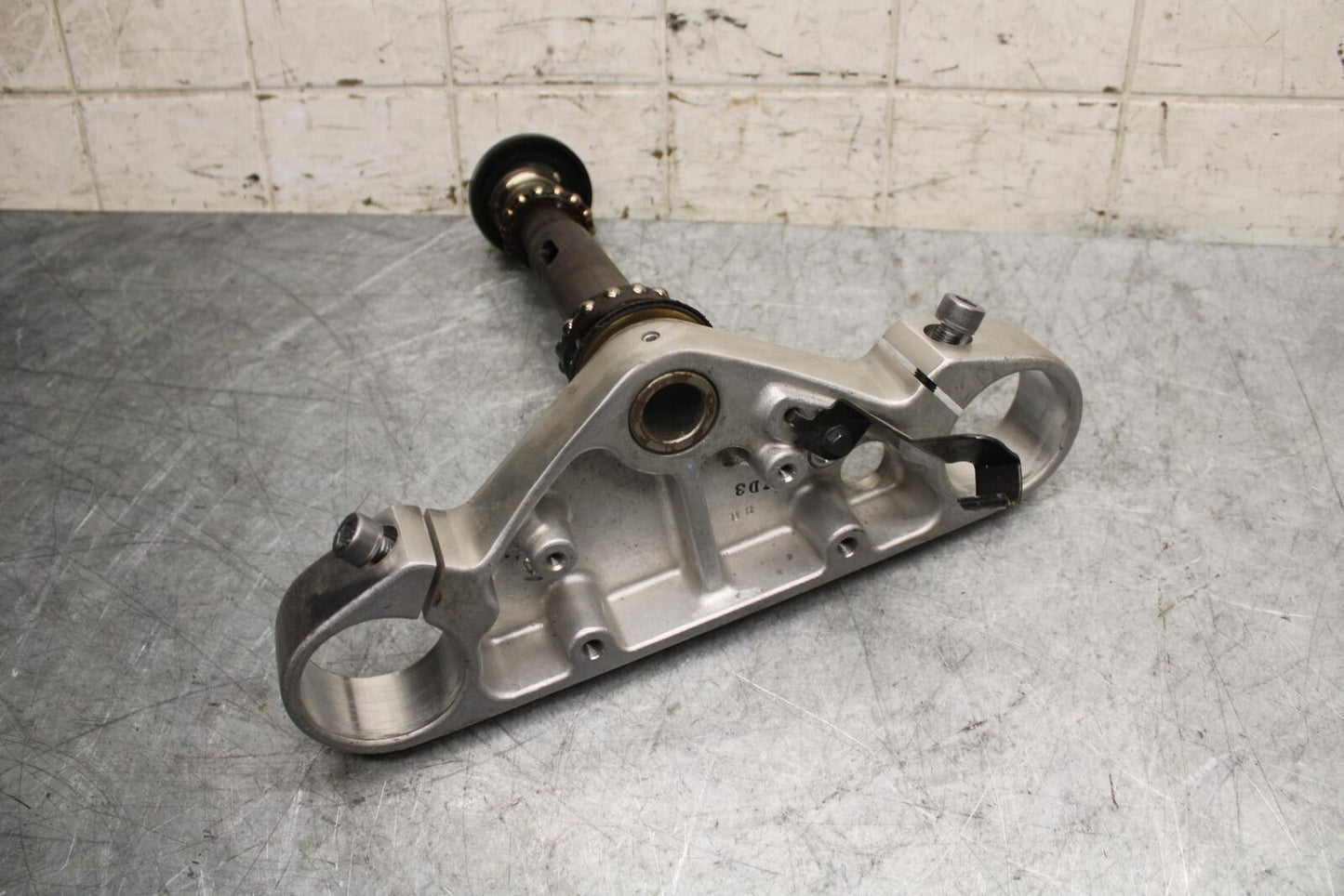 2007 Suzuki Boulevard M50B FRONT FORKS CLAMP LOWER TRIPLE TREE STEM BB537