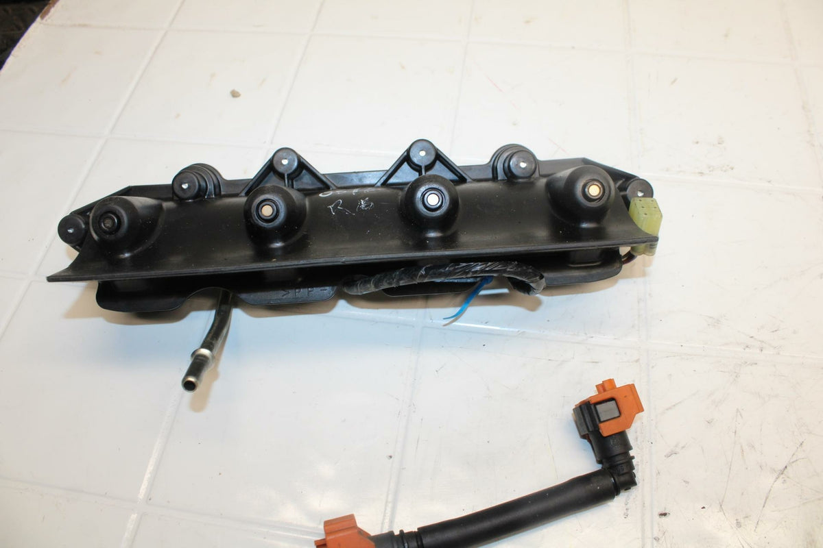07 YAMAHA YZF R6 SECONDARY FUEL INJECTORS TOP AIRBOX GAS RAIL BB284 B