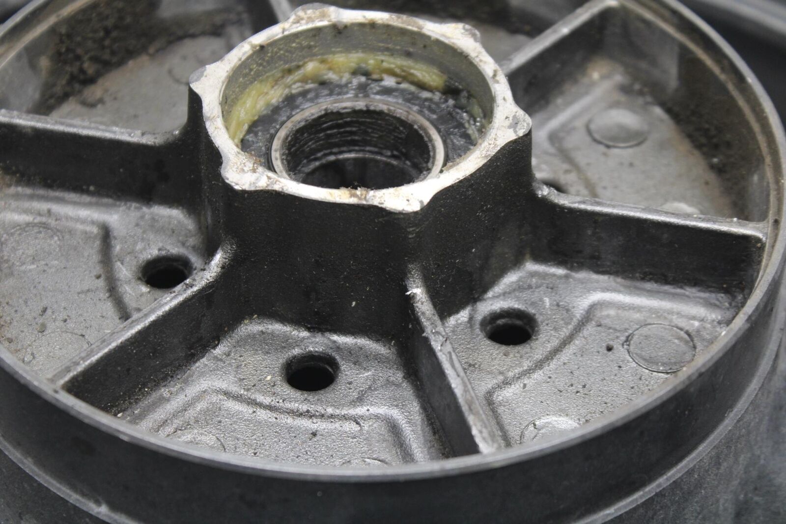 1999 Suzuki GSXR600 REAR WHEEL AND ROTOR BACK BRAKE DISC BB608
