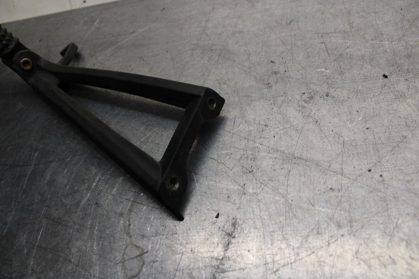 07 YAMAHA YZF R6 2c0 RIGHT REAR BACK PASSENGER PEG BB75