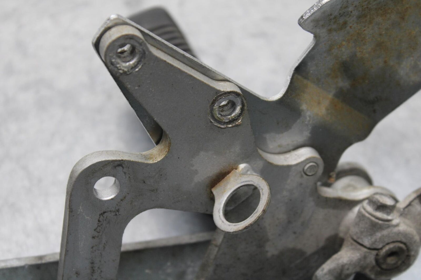 04-09 SUZUKI GS 500 FH GS500F RIGHT REARSET REAR SET DRIVER FOOT PEG REST  BB97