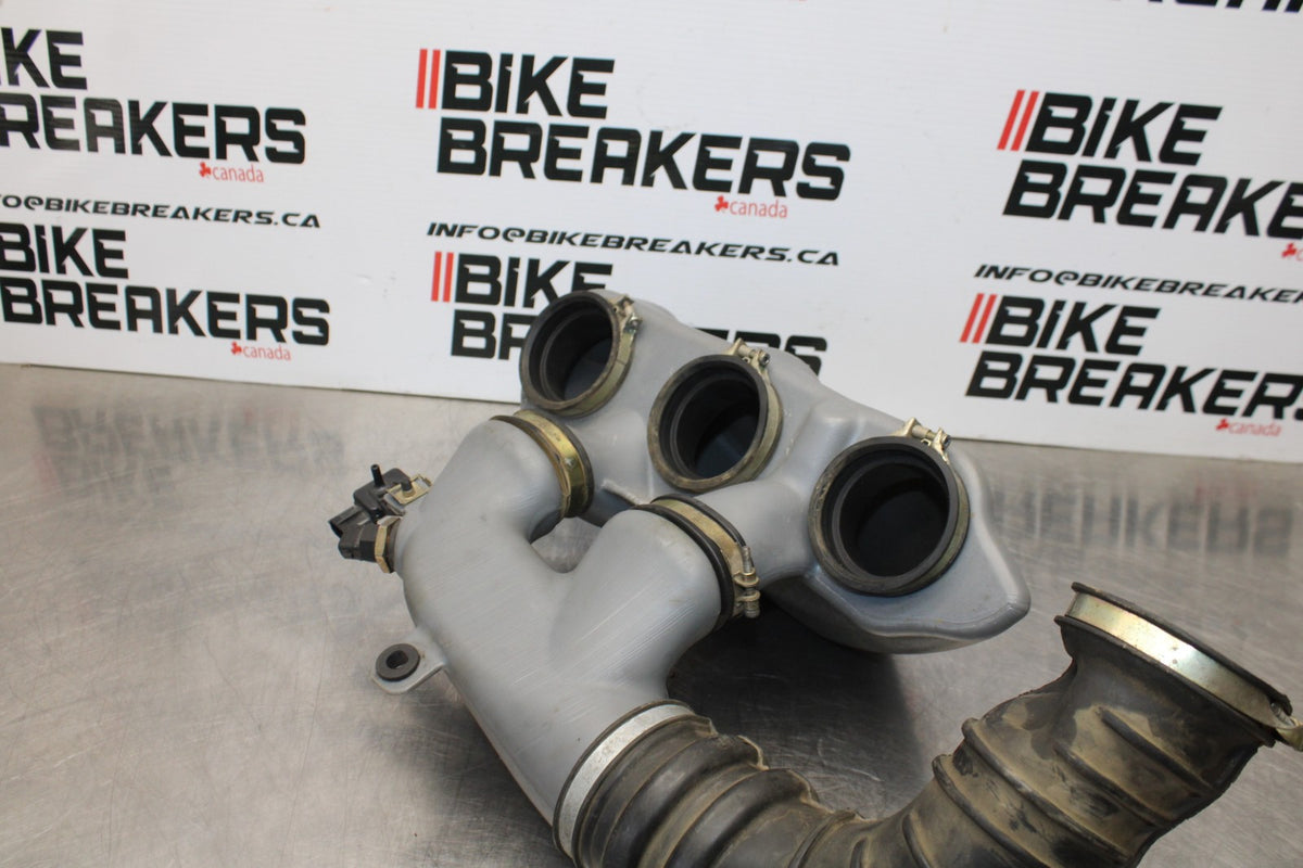 05 TRIUMPH ROCKET III AIR INTAKE DUCT TUBE BB186