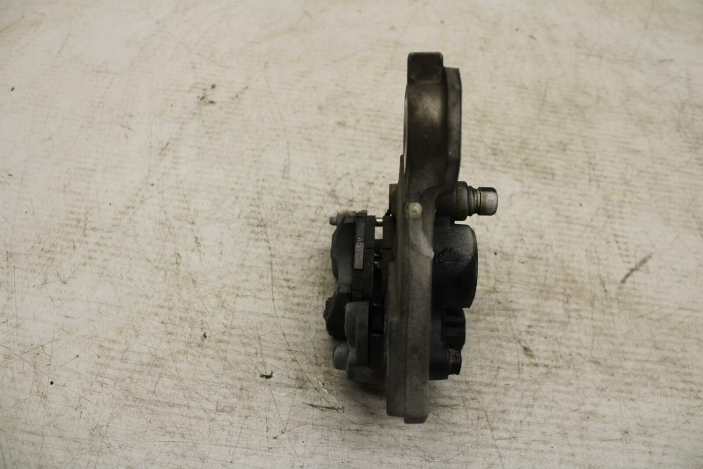 15 YAMAHA FZ09 REAR BACK BRAKE CALIPER W MOUNT BRACKET BB367