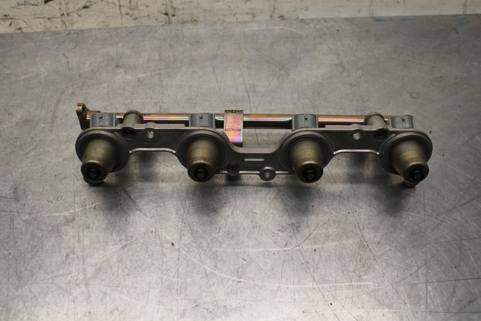 2006 Honda CBR600RR SECONDARY FUEL INJECTORS TOP AIRBOX GAS RAIL BB63