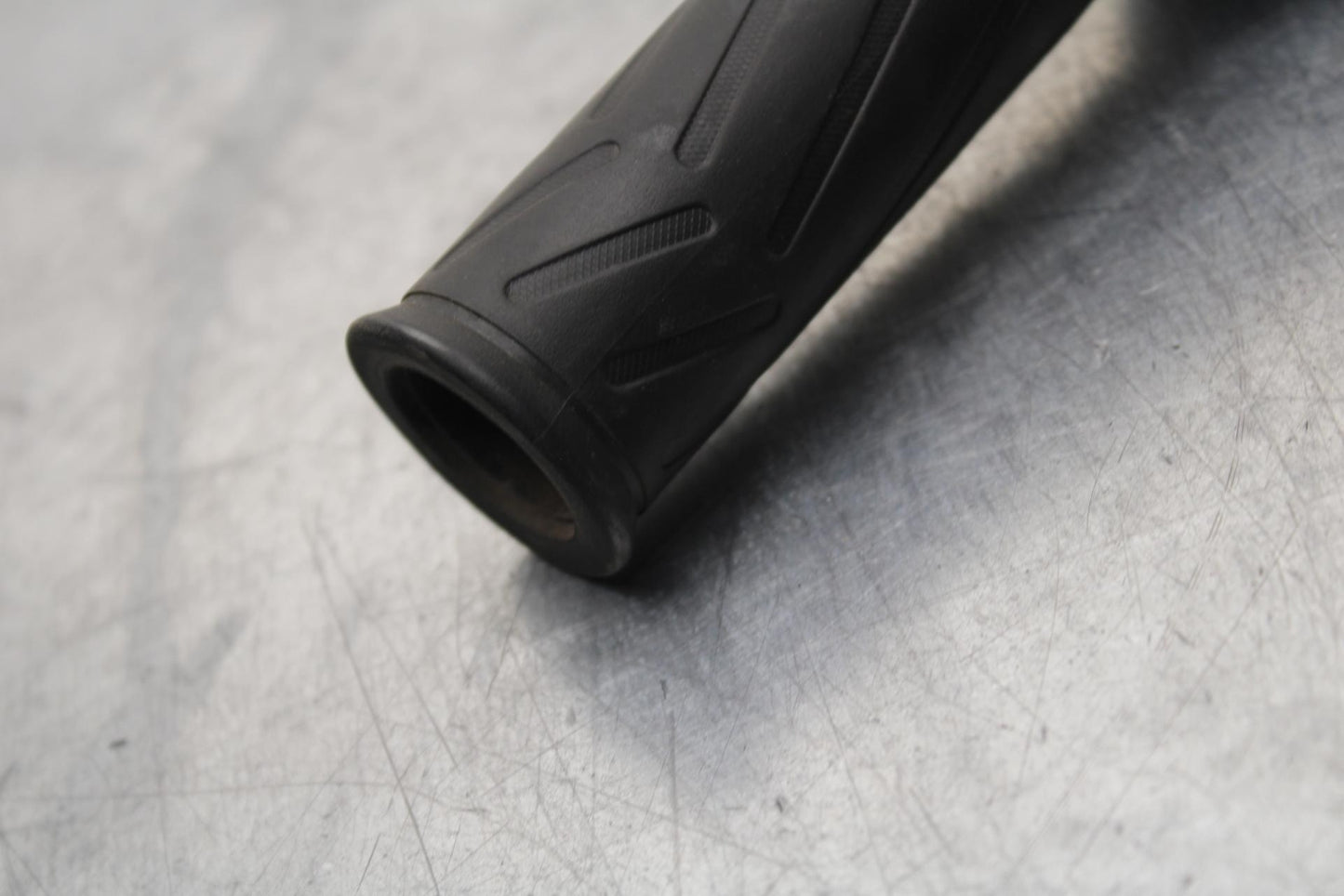 20-21 YAMAHA XSR900 RIGHT THROTTLE GRIP BB599