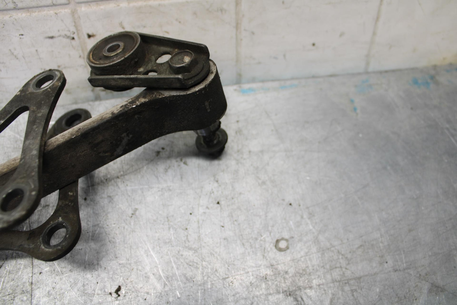 2002 Yamaha YZF R6 REAR DOGBONE SHOCK LINKAGE LINK 5EB-2217A-00-00 BB545
