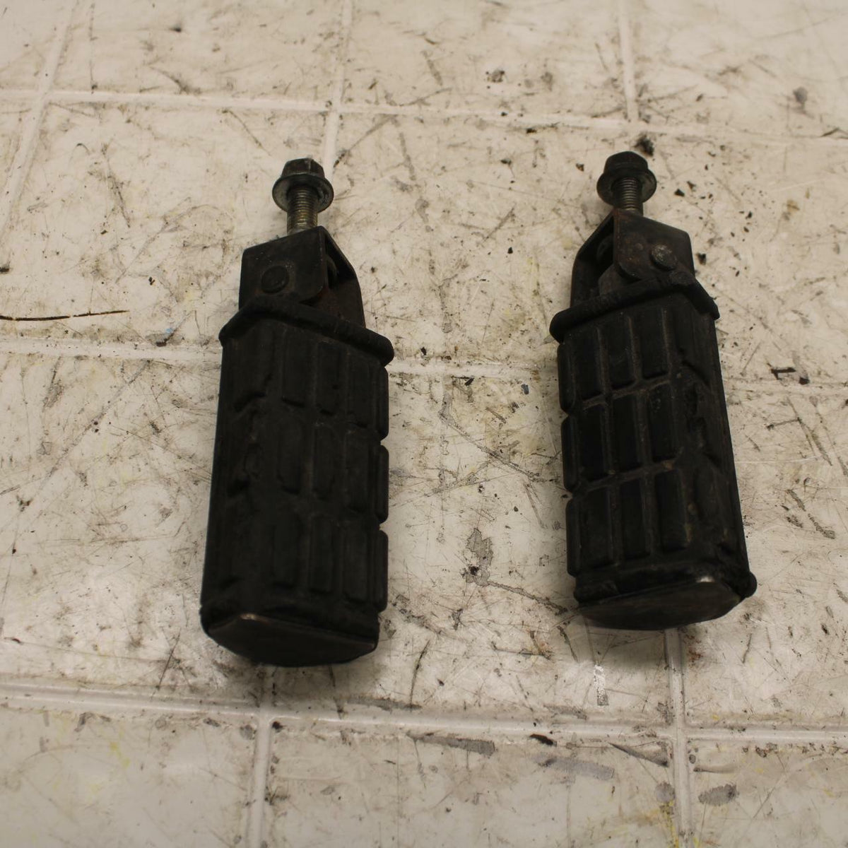 79-81 YAMAHA XS1100S REAR BACK PASSENGER PEG SET PAIR BB401