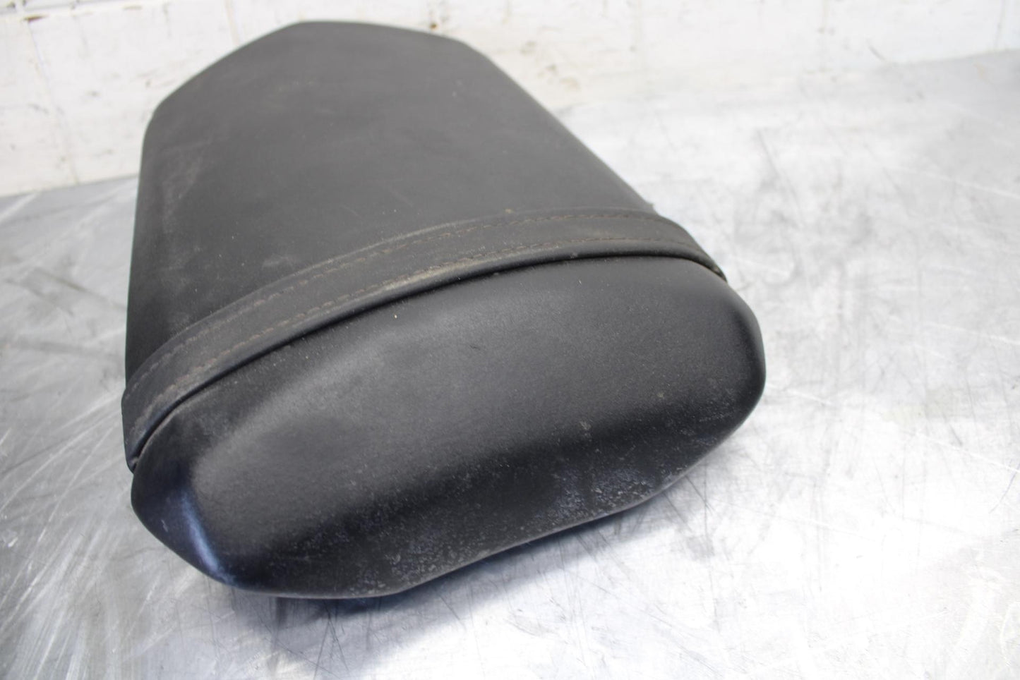 04-06 YAMAHA YZF R1 REAR BACK PASSENGER TANDEM SEAT PAD SADDLE PILLION BB491