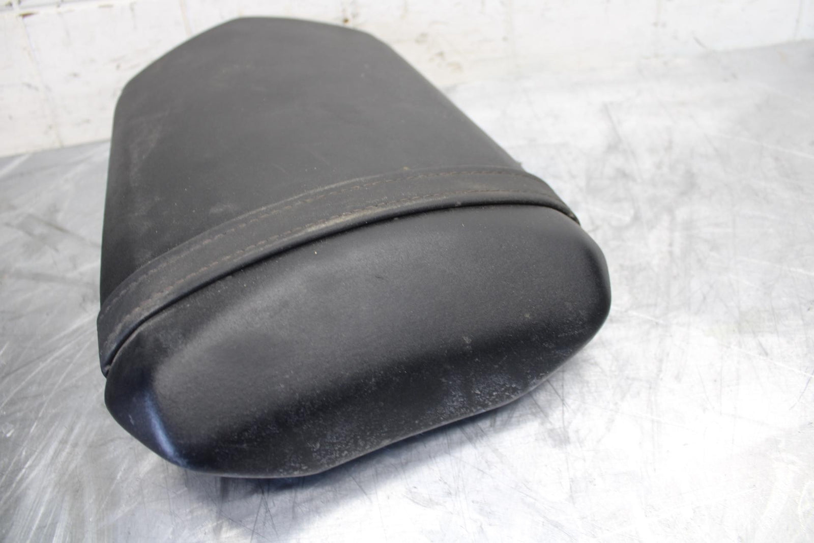 04-06 YAMAHA YZF R1 REAR BACK PASSENGER TANDEM SEAT PAD SADDLE PILLION BB491