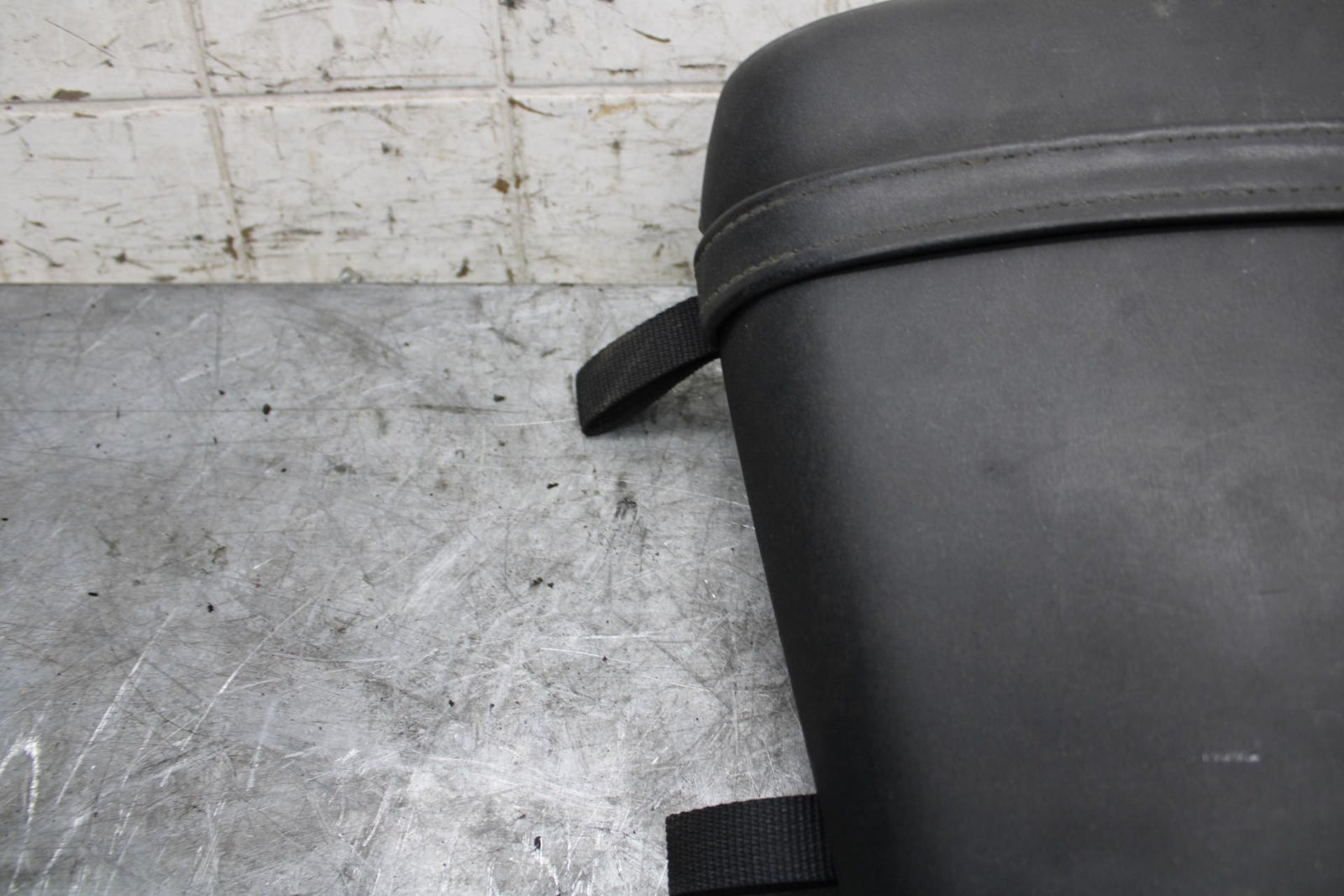 2002 Yamaha YZF R6 REAR BACK PASSENGER TANDEM SEAT PAD SADDLE PILLION BB545