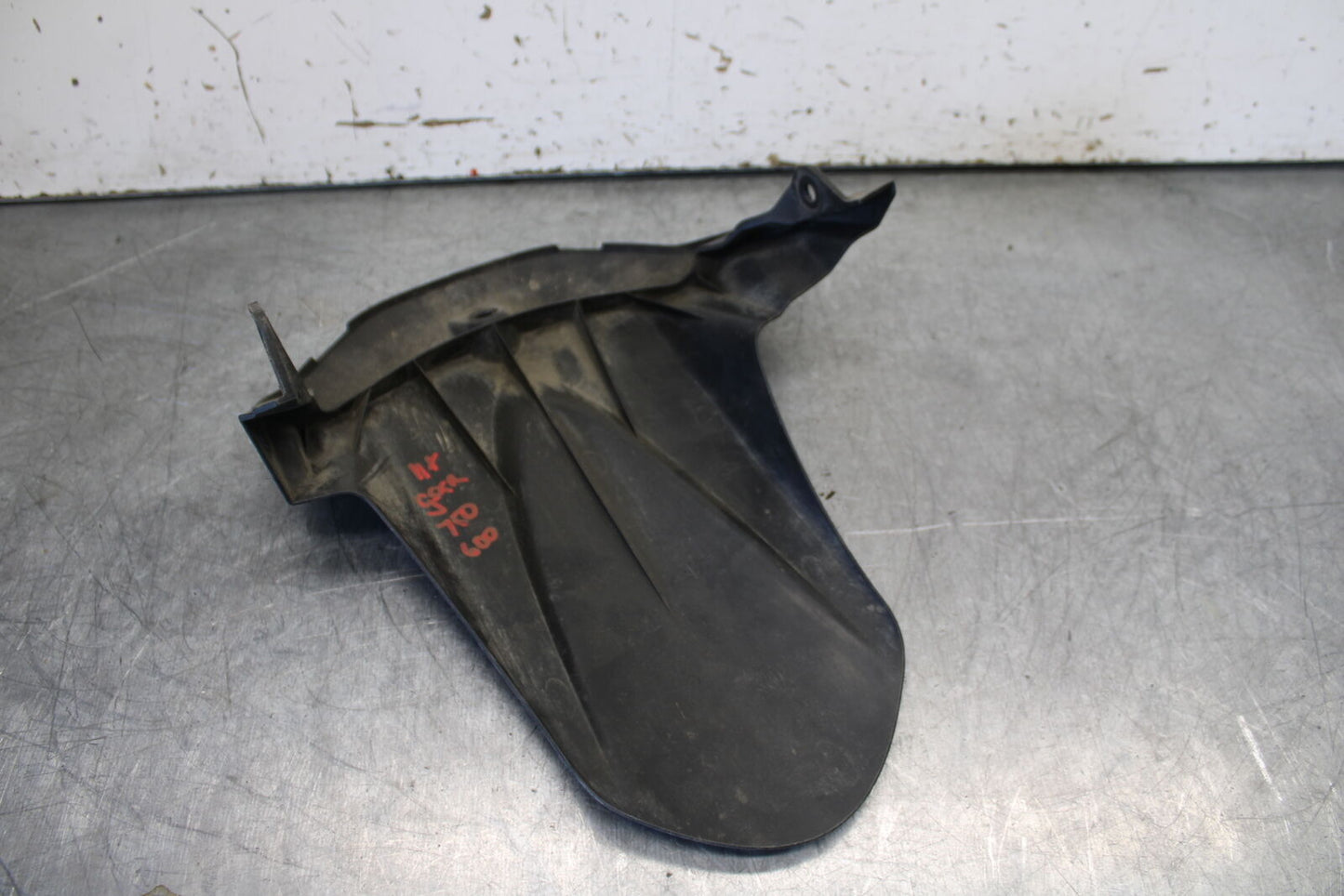 11-24 SUZUKI GSXR  600 750 REAR BACK WHEEL TIRE HUGGER FENDER BB95