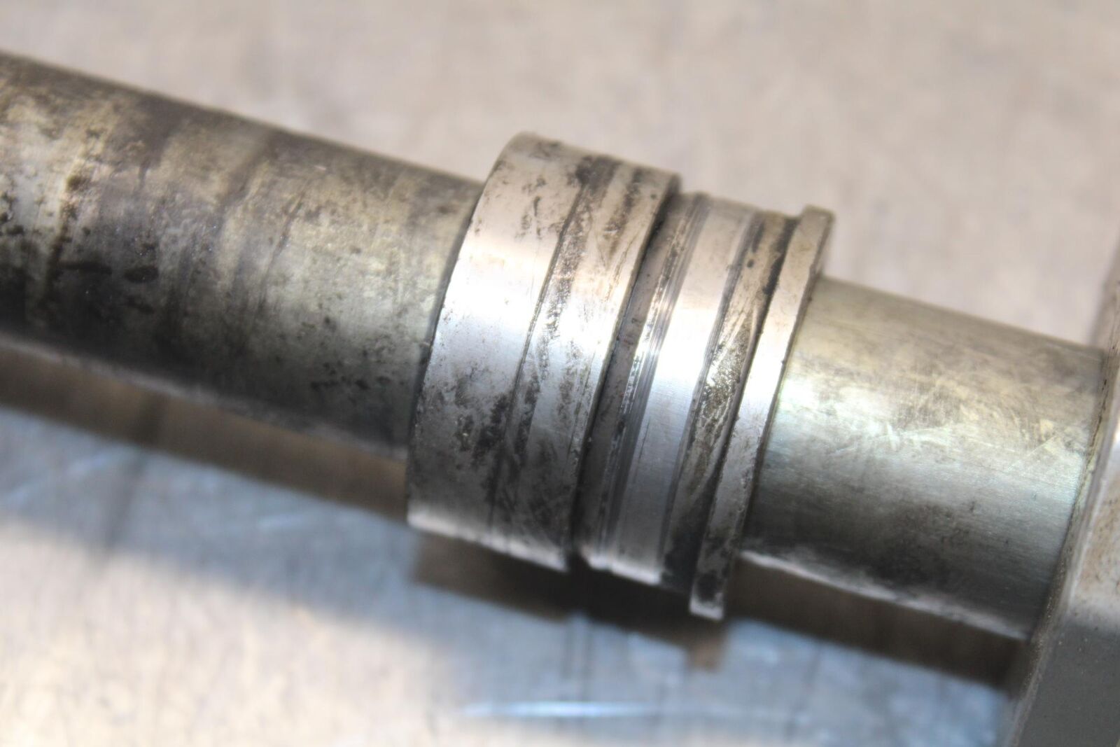 2007 Suzuki GSXR1000 REAR AXLE BACK WHEEL RIM PIVOT BOLT AXEL 64711-33E20 BB83