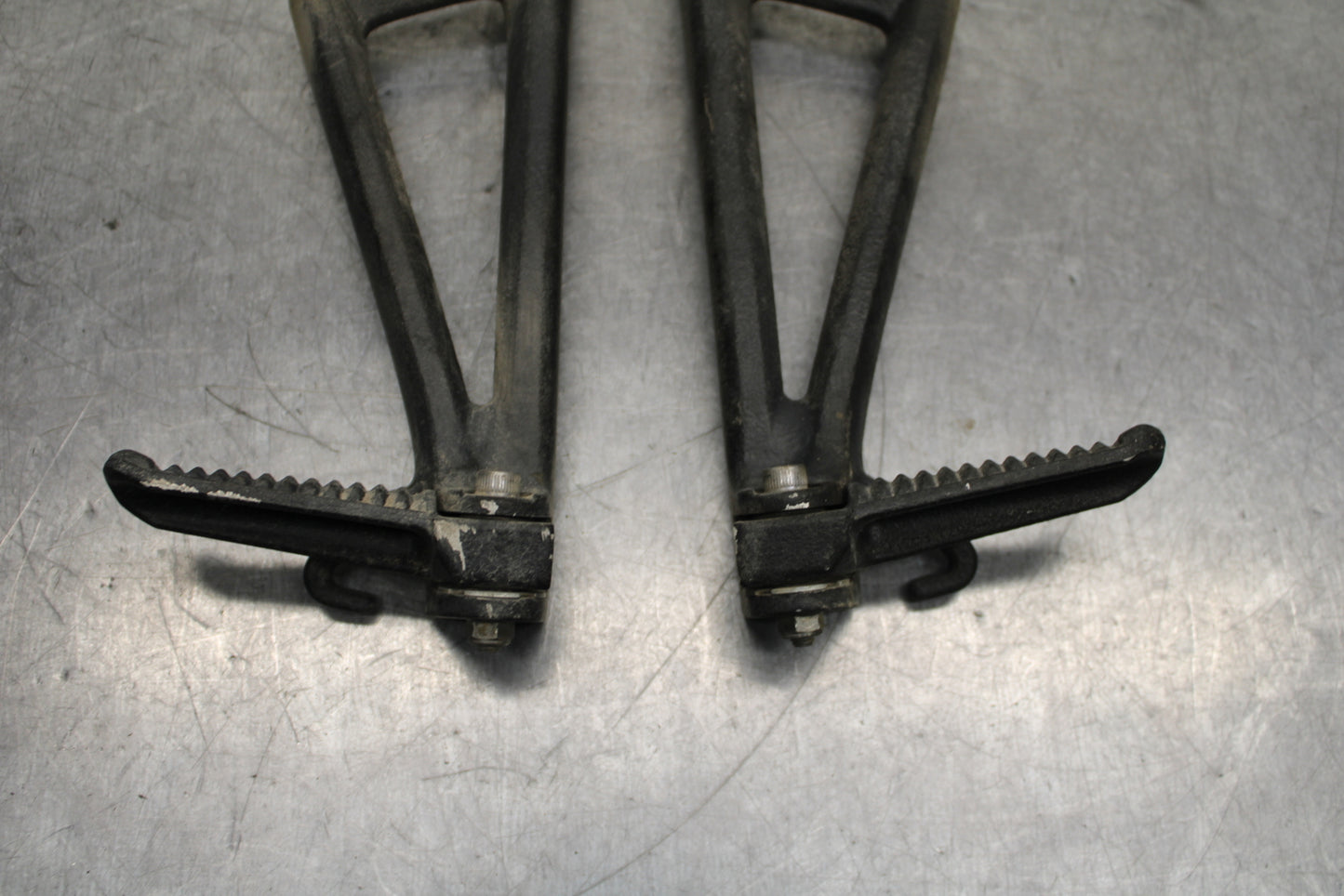 06-07 YAMAHA YZF R6 REAR BACK PASSENGER PEG SET PAIR BB742