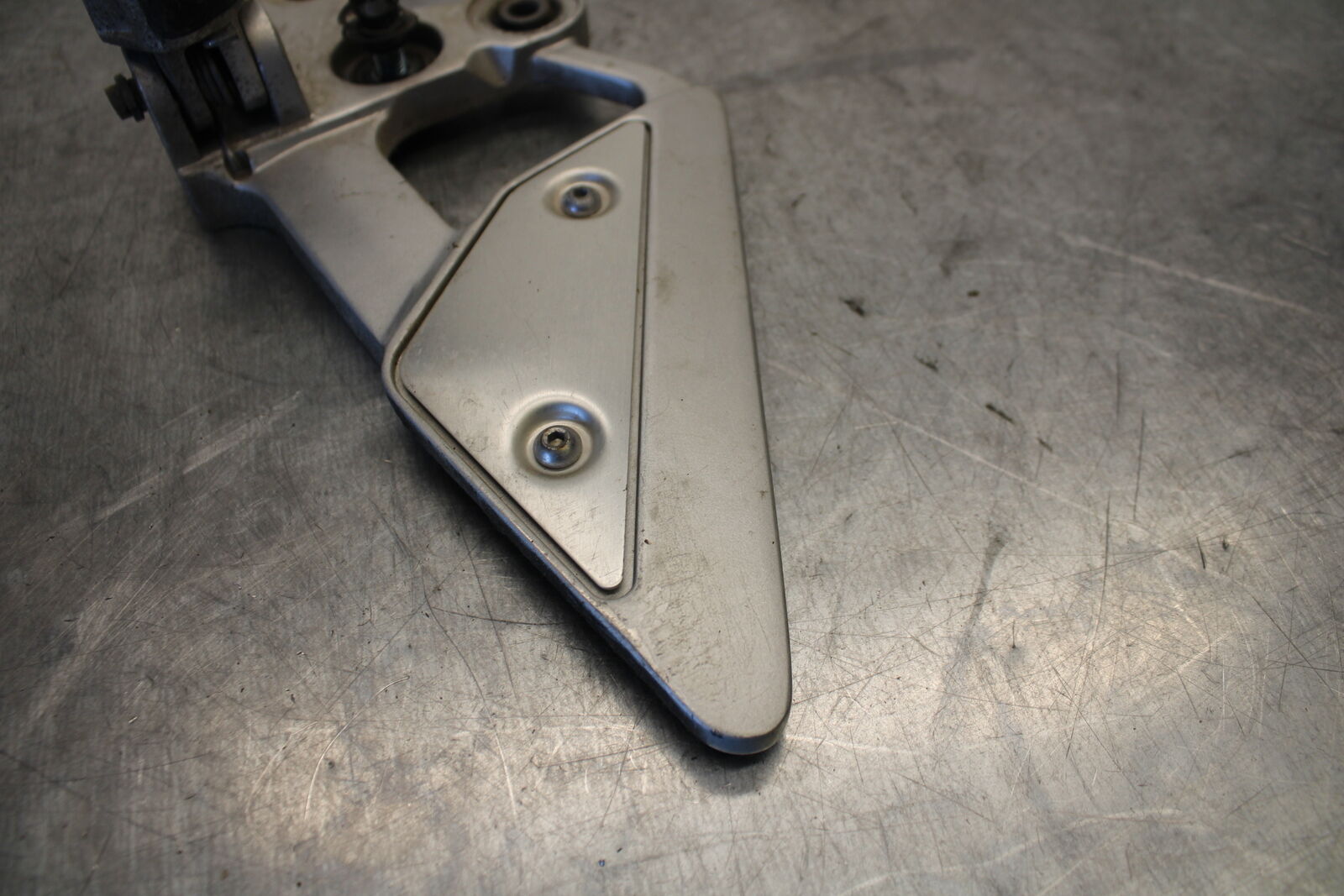 07-09 YAMAHA FZ6 LEFT REARSET REAR SET DRIVER FOOT PEG REST STOP BB713