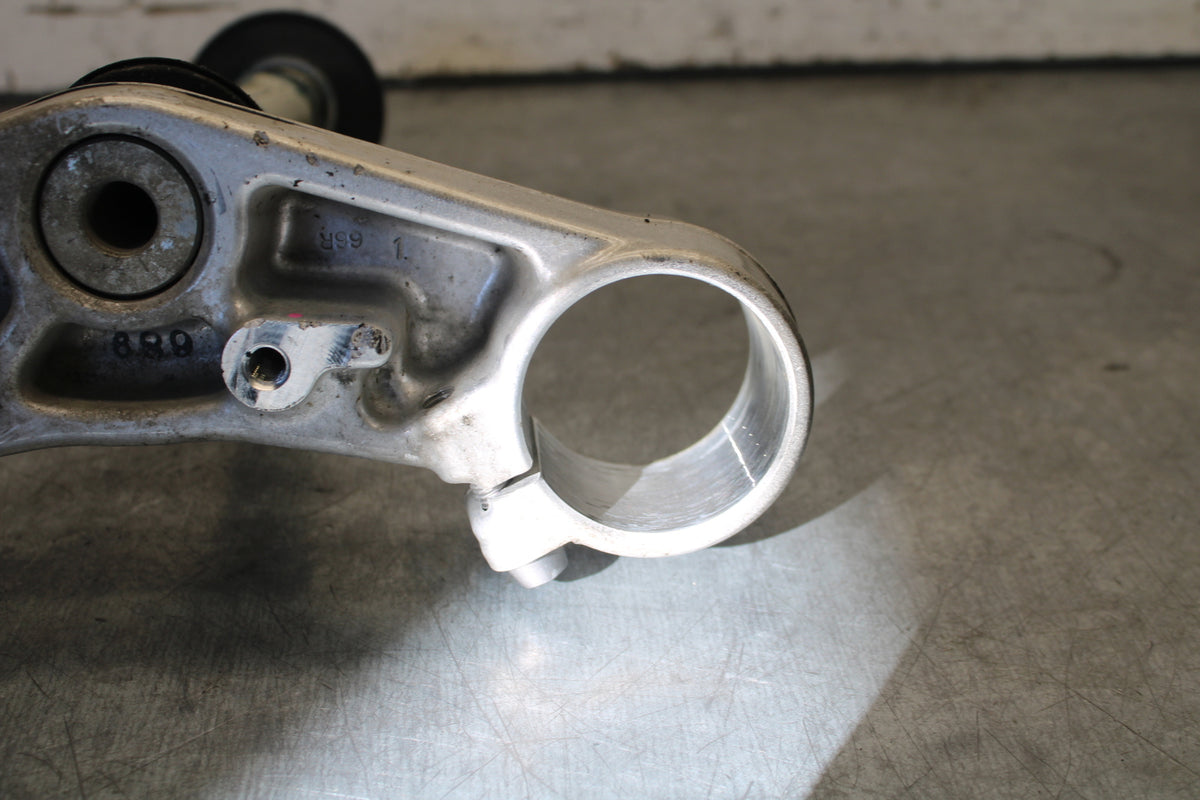 07-08 TRIUMPH DAYTONA 675 FRONT FORKS CLAMP LOWER TRIPLE TREE STEM BB685