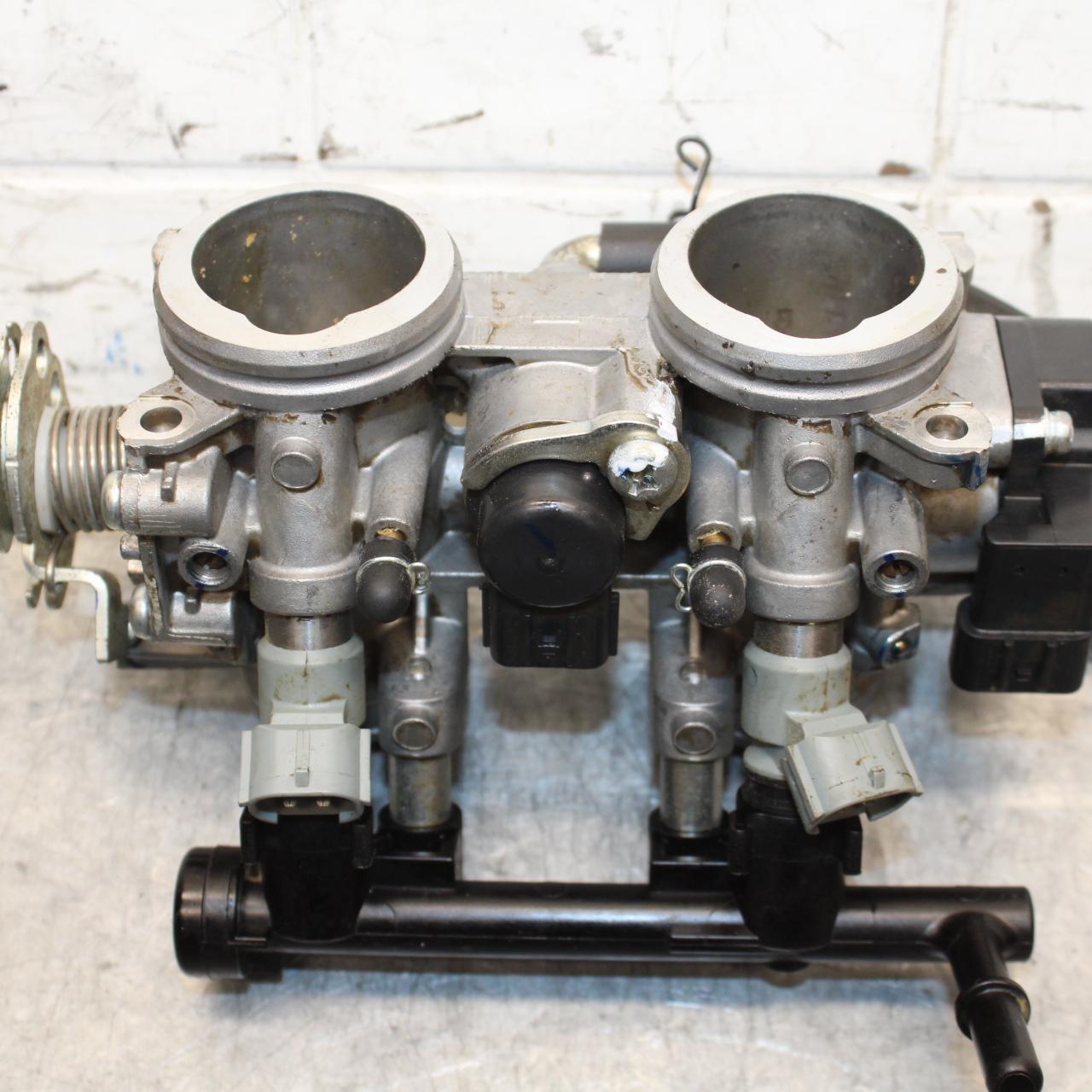 19 YAMAHA YZF R3 MAIN FUEL INJECTORS / THROTTLE BODIES BB56