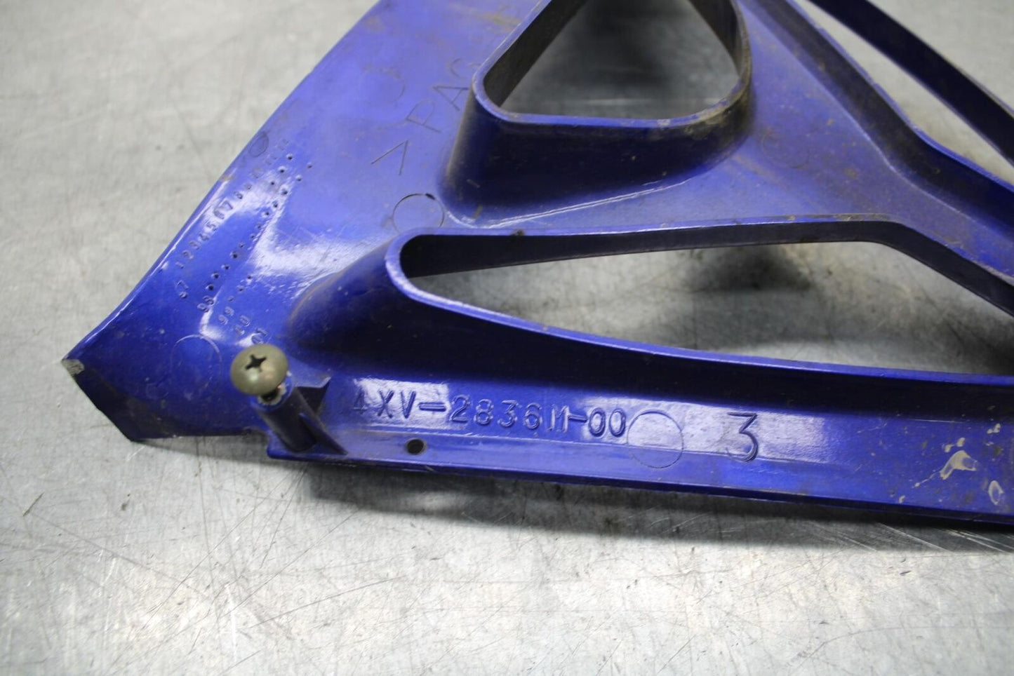 98-99 YAMAHA YZF R1 FRONT LOWER INNER EXHAUST V FAIRING COWL GUARD BB74