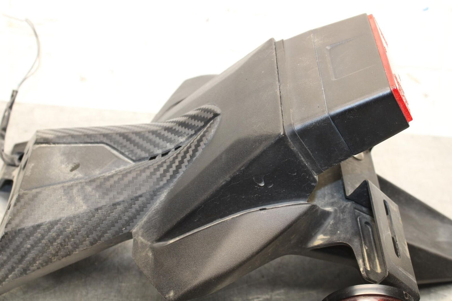 2017 Suzuki GSXR600 REAR LOWER TAIL FENDER LICENCE PLATE BB598