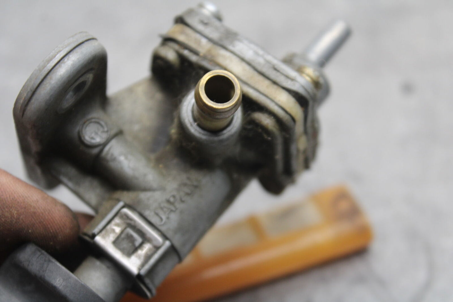 04-05 SUZUKI KATANA 750 GSX750F FUEL GAS TANK PETCOCK SHUT ON OFF VALVE BB110